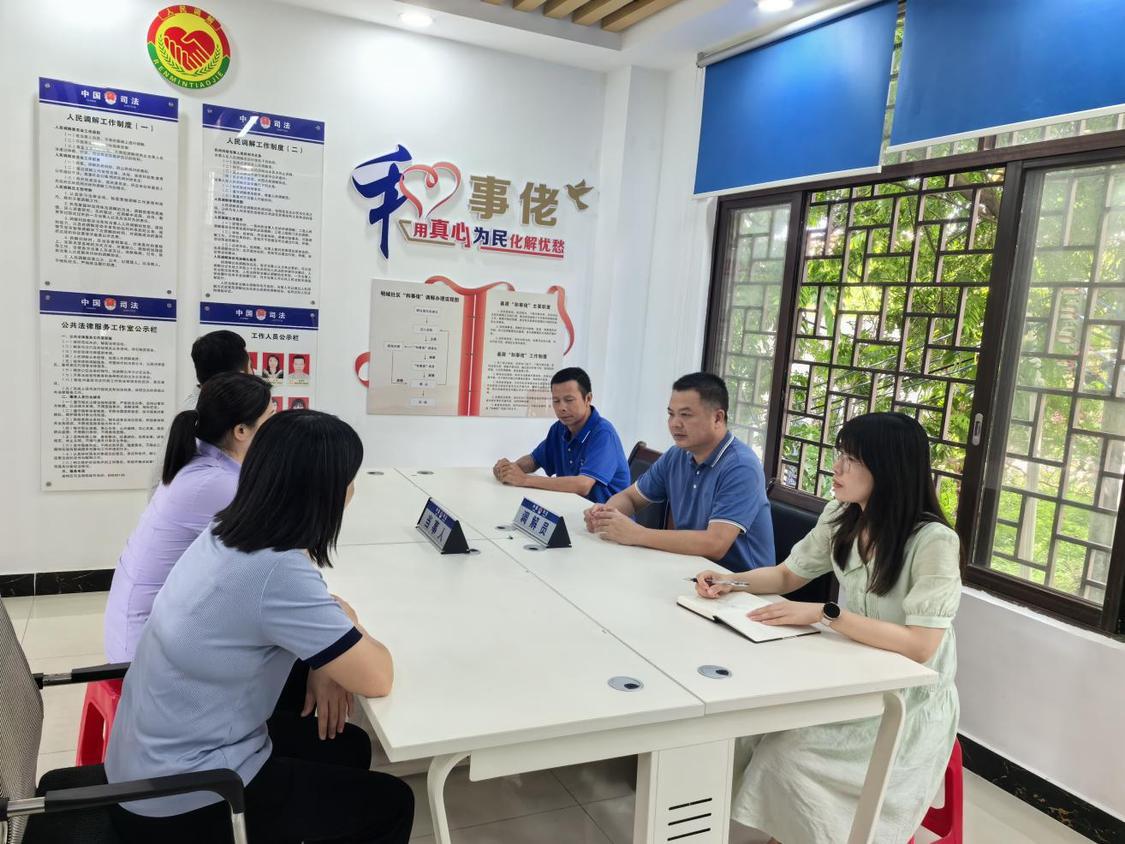 高明区明城社区基层治理“和事佬”调解队伍进行矛盾纠纷调解。.png