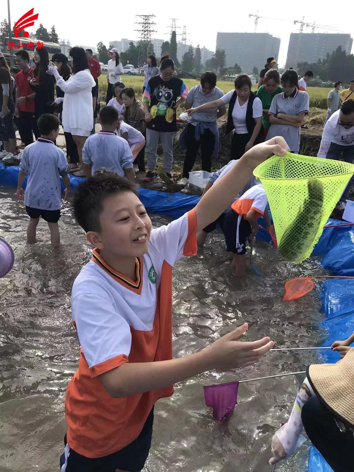 学生捉鱼比赛。.jpg