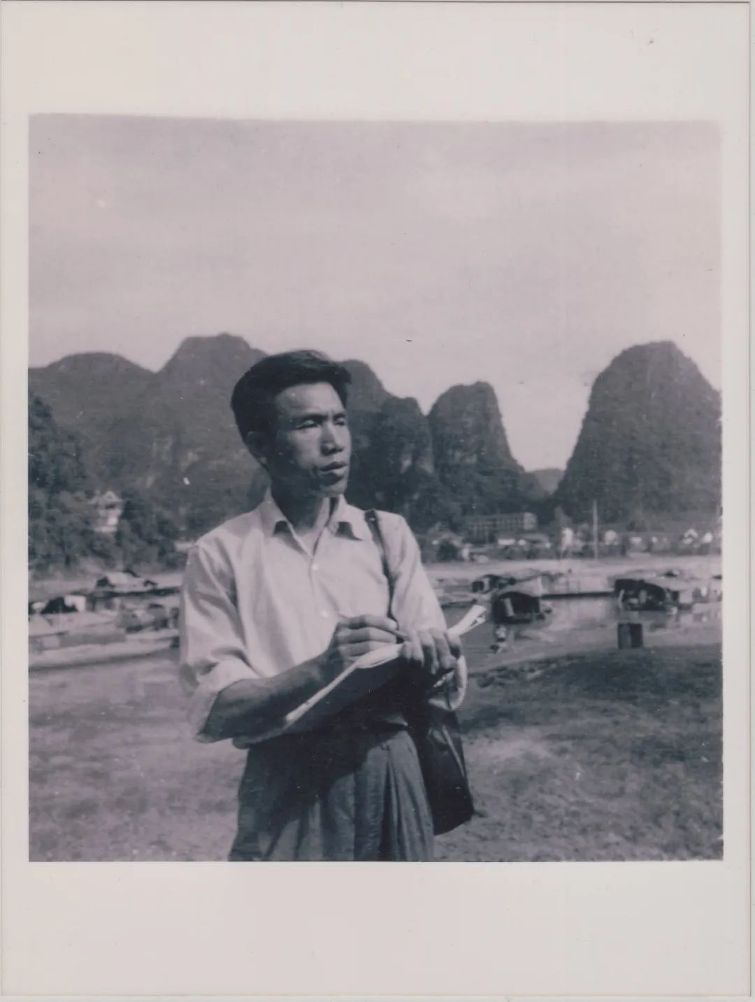 1978年陈永才在漓江边采风.jpg