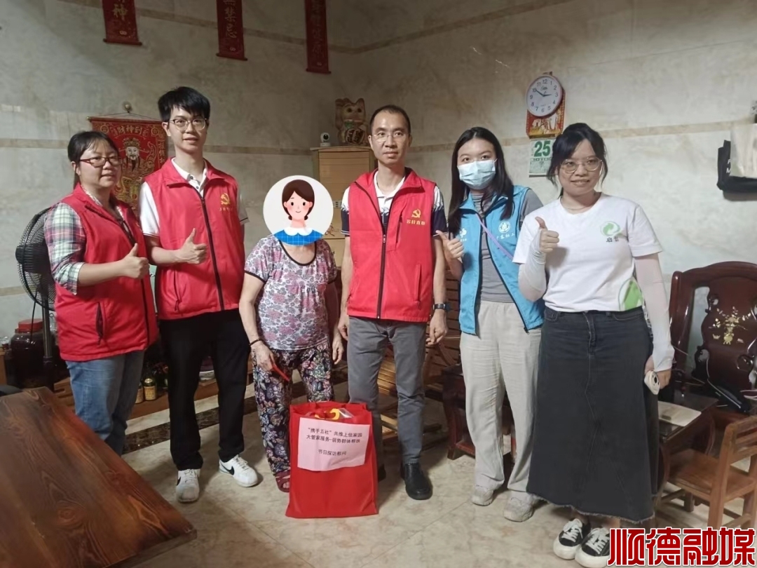 “七一”前夕,黄晓锋(左二)走访慰问社区困难长者.jpg