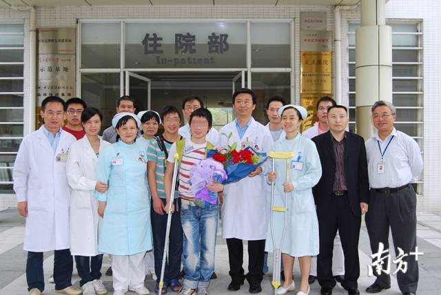 2010年3月,经过3个月的持续治疗,熊洞顺利出院。 2010年3月,经过3个月的持续治疗,熊洞顺利出院。