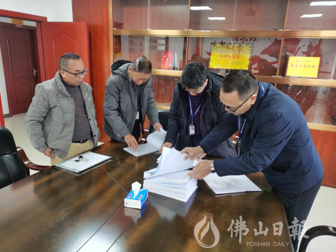 本次行动检查组重点检查了屠宰企业各项制度落实情况。部门供图.png