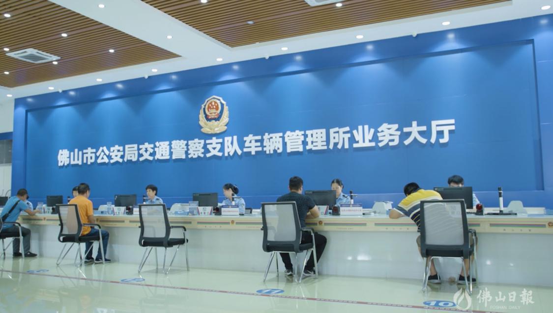 市民正在市车管所业务大厅窗口办理业务 市车管所供图.png