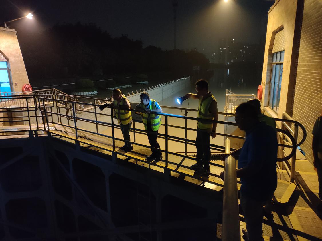 沙口水利枢纽站工作人员观察水情2.jpg