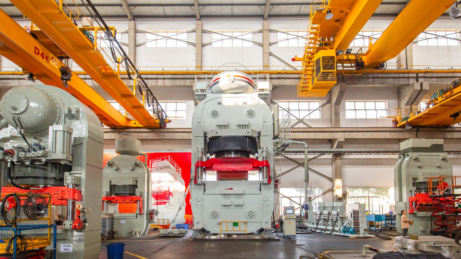 2017年,恒力泰yp16800型陶瓷板材压机上线投产,推动中国陶瓷成型装备