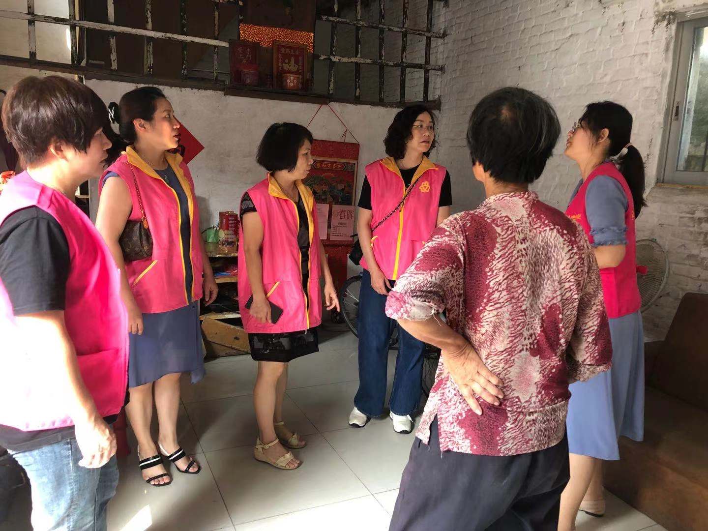 巾帼志愿者们分组入户慰问单亲特困母亲家庭。通讯员供图