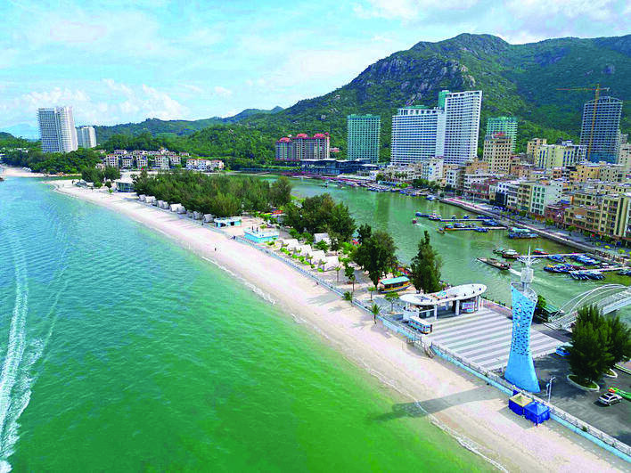     惠东量身定制典型村培育“一村一策”实施方案。图为航拍巽寮渔业村海边风光。