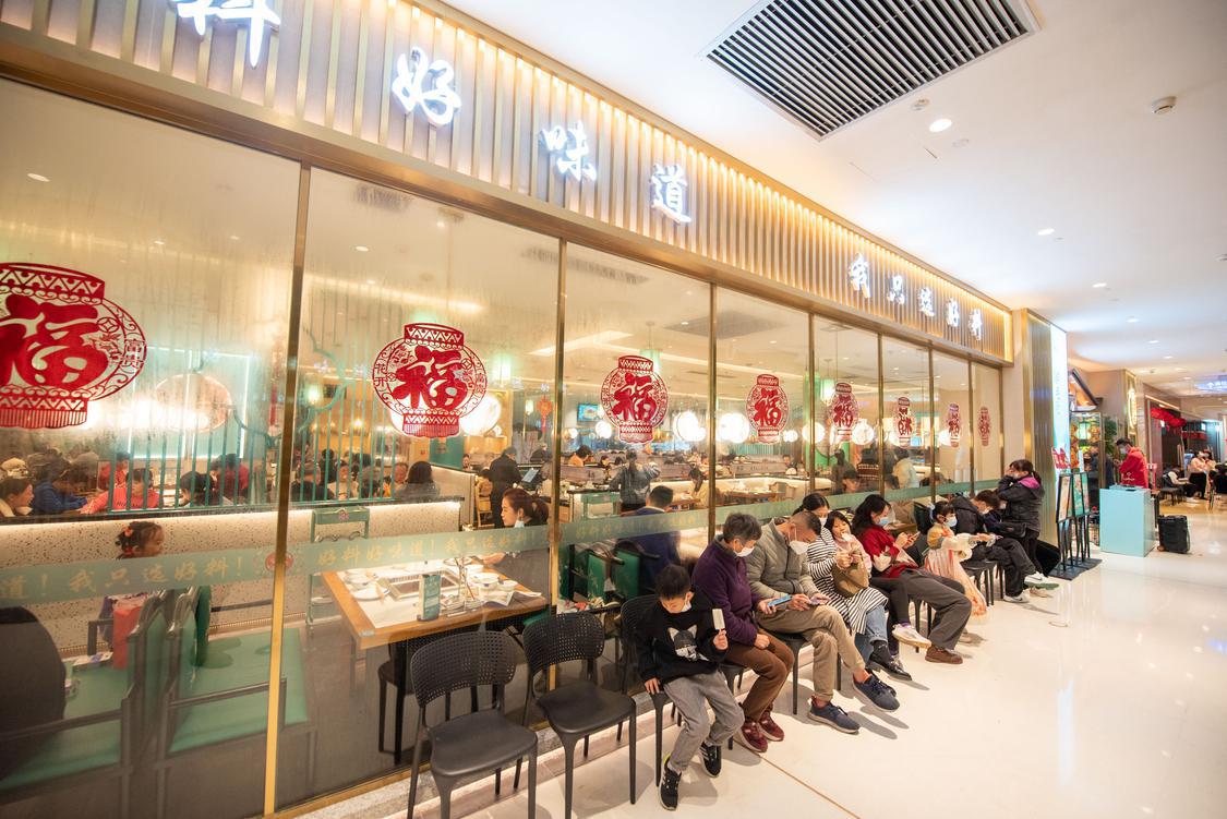 新DNA购物广场的一家火锅店外,市民在排队等候用餐。/佛山日报记者洪海摄