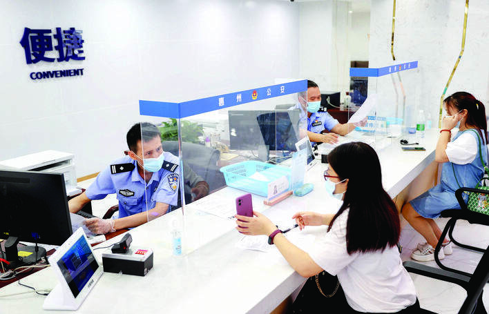 周六延时服务得到市民一致认可。这是市民在市行政服务中心服务窗口办理业务。 周六延时服务得到市民一致认可。这是市民在市行政服务中心服务窗口办理业务。