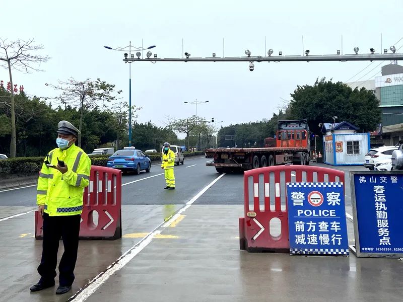 民警在黄竹坑春运执勤点执勤。部门供图.jpg