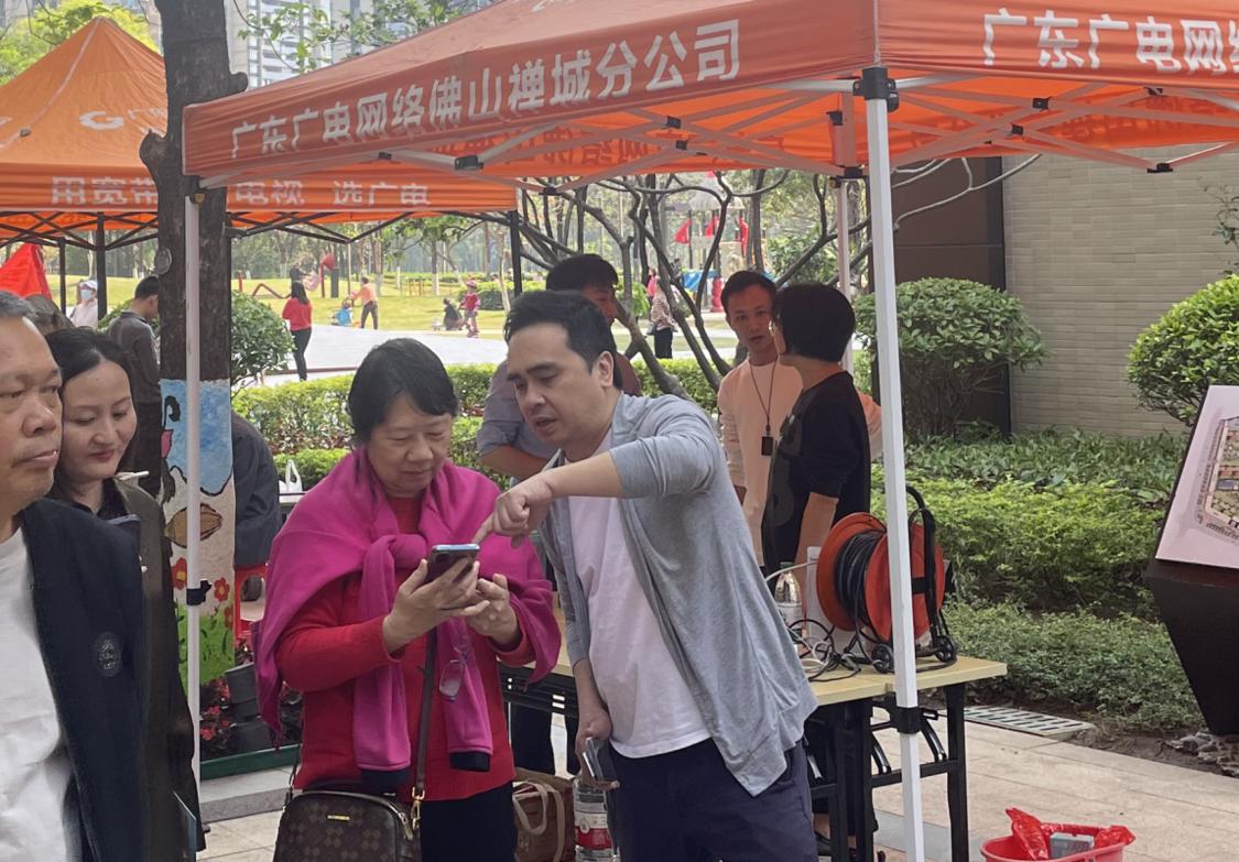 开展“乐”享公益志愿服务集市活动,李家聪书记为居民解答办事疑难.png