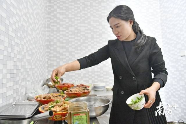 俄底洛则在她自己开设的金阳索玛彝苑饭店下厨。南方日报记者 戴嘉信 摄 俄底洛则在她自己开设的金阳索玛彝苑饭店下厨。南方日报记者 戴嘉信 摄