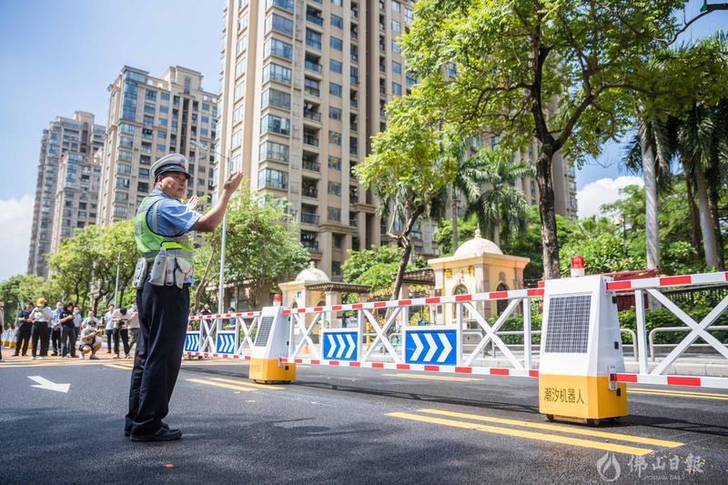 潮汐车道护栏最快30秒可以完成移动任务。/佛山日报记者王伟楠摄