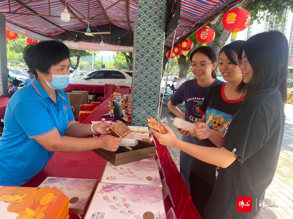 年轻人喜爱龙的月饼.JPG