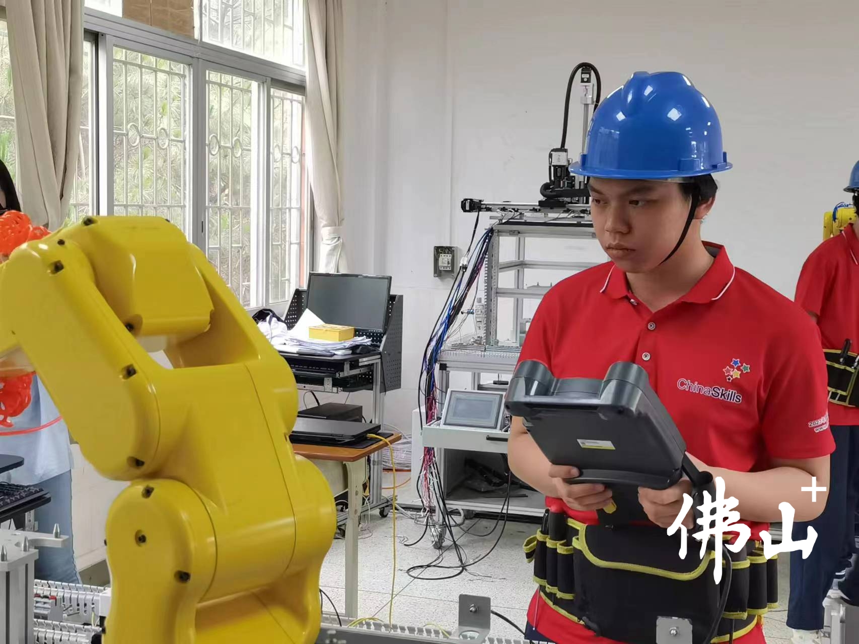卢冠明正在进行演示。.jpg