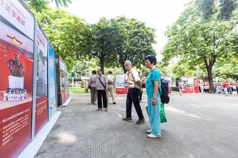 现场市民正在观看展板,了解党史学习教育参观点。佛山日报记者王伟楠摄