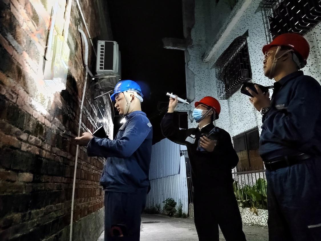 南方电网广东佛山顺德供电局乐从供电所开展夜间特殊巡视,及时发现线路设备隐患,保障夏季高峰用电。.jpg