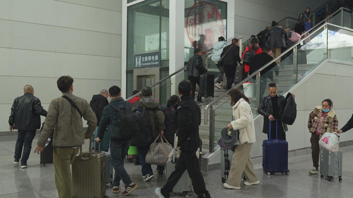 (630自采)春运特写:奔向团圆的“通宵高铁” 从“想见”到“相见”20250121_112804.jpg