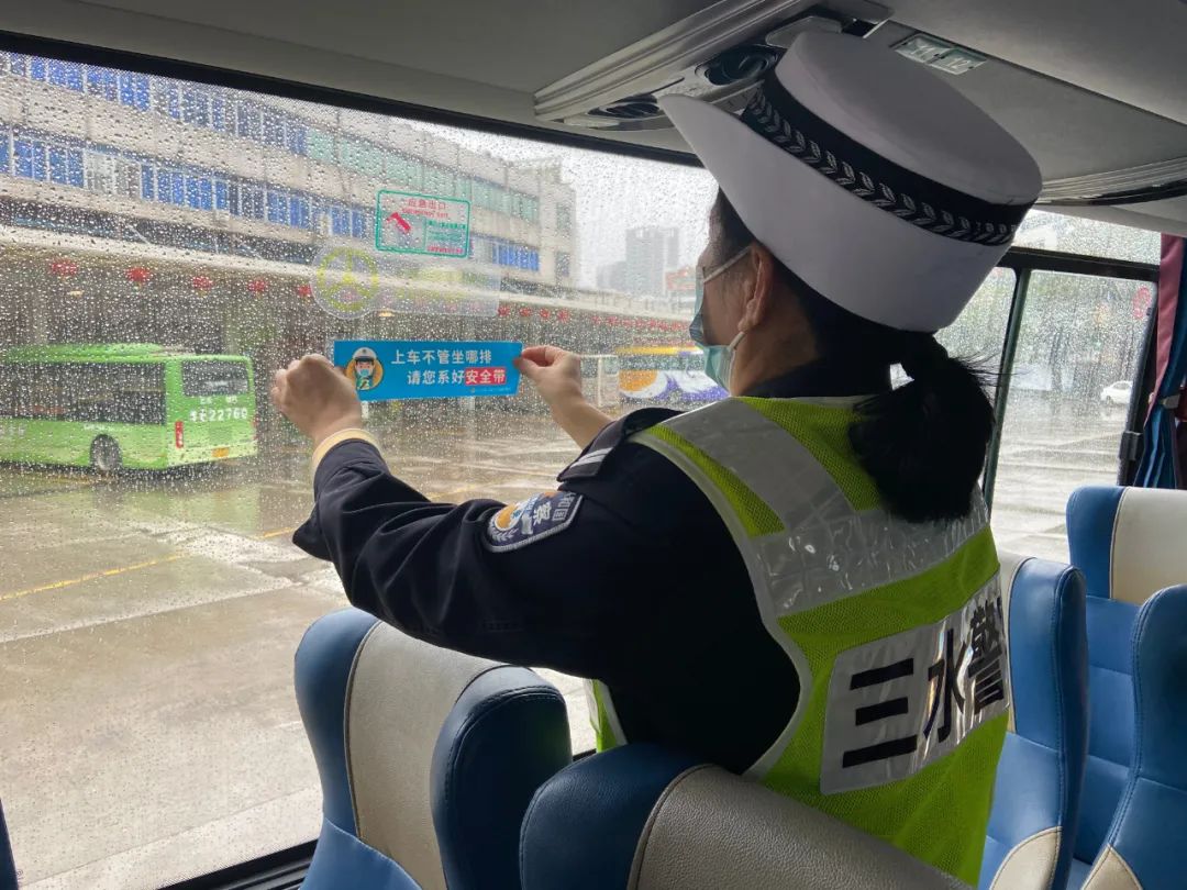 三水交警将安全带提示标语,张贴在各大中型班线客车、旅游包车、出租车等客运车辆车厢入口、窗边、座椅靠背等醒目位置.jpg