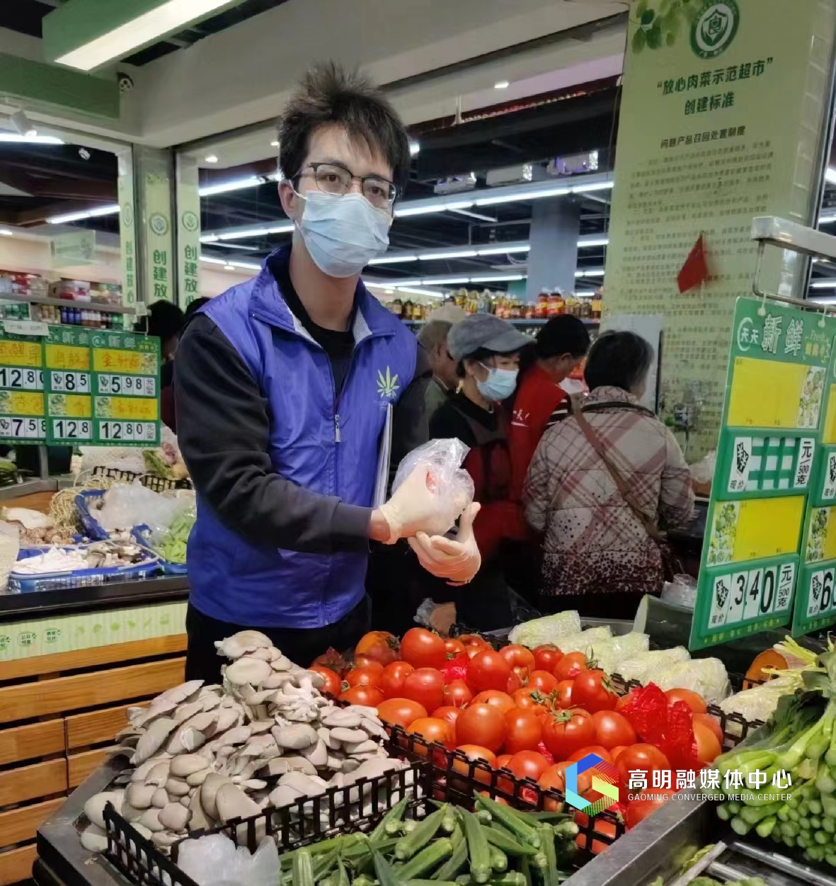 工作人员对蔬菜进行取样。.jpg