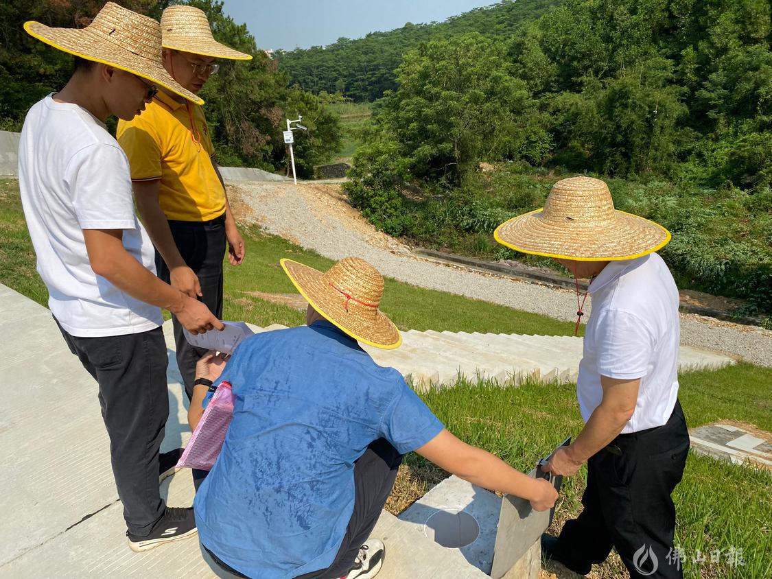 市水利局调研组查看南坑水库除险加固工程现场。(受访单位供图).png