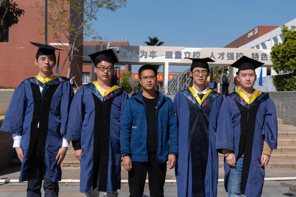 罗陆锋与研究生毕业合影.jpg