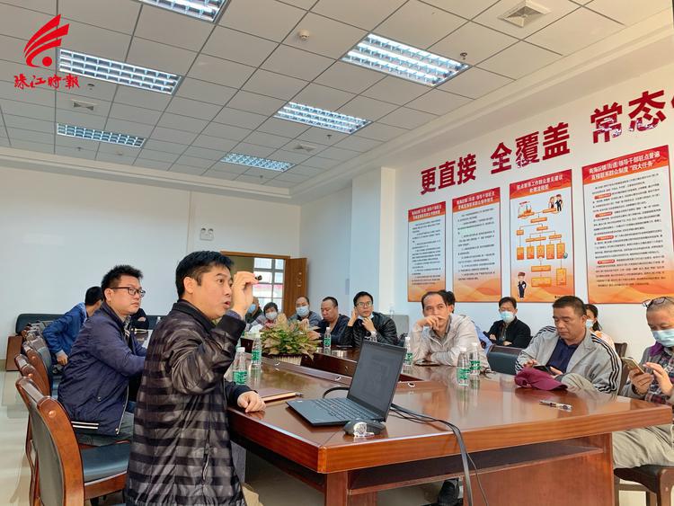 座谈会,社区党委书记卢富强细致地向代表们解释改造方案和时间推进表