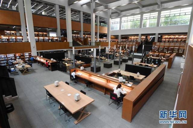 汕头大学图书馆内景(9月8日摄)。新华社记者 陈晔华 摄 汕头大学图书馆内景(9月8日摄)。新华社记者 陈晔华 摄