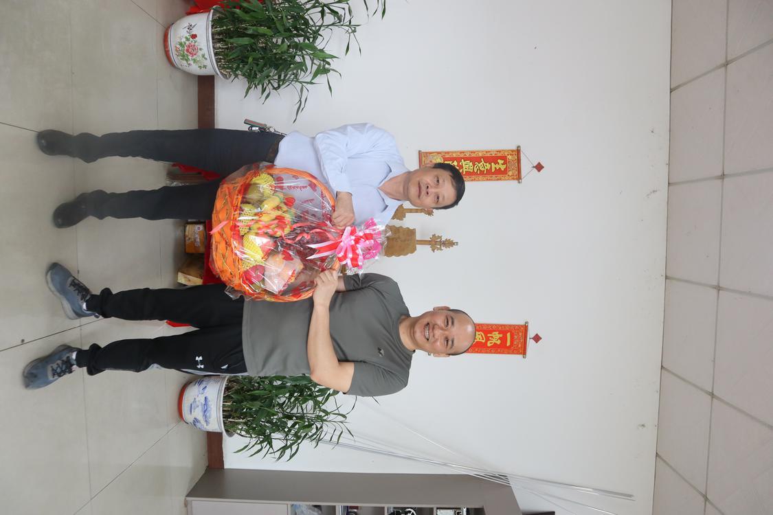 区铝加工行业协会向霍启桓赠送果篮。.JPG