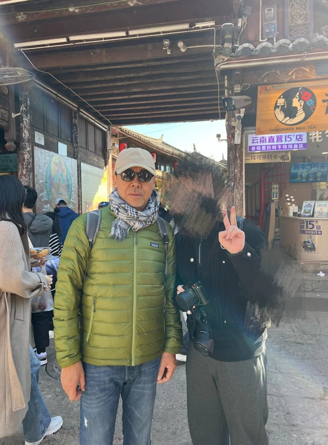 61岁影帝刘青云携妻子游云南没人认出，嗓音露馅才被识破