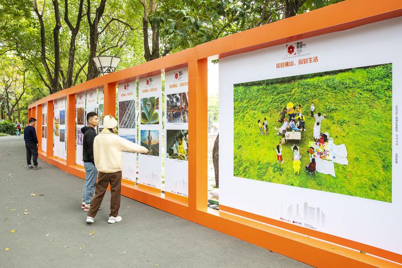“2021佛山文艺精品扶持项目”——2021佛山影像节正在亚艺公园展出,市民前来观展。佛山日报记者符诗贺摄