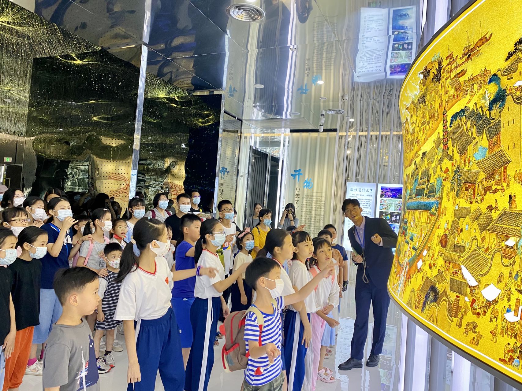 2022年6月18日参加“寓版于乐”趣味剪纸体验活动的青少年在佛山版权中心聆听讲解.jpg