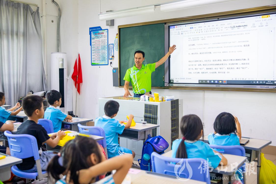 高明一中实验学校暑假托管班内,学生在学习(5507727)-20230712182207.jpg