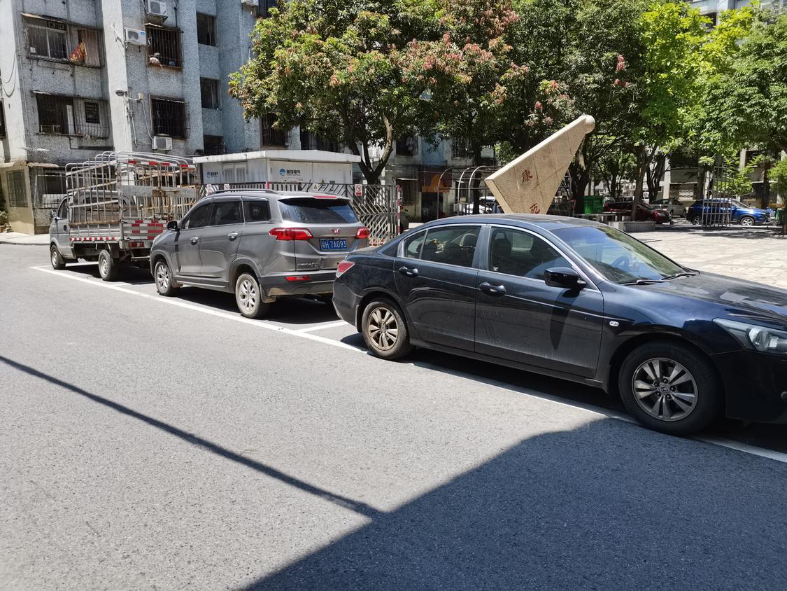 在三水区西南街道康华社区,大部分车辆都能自觉停在停车位,做到规范停车 佛山日报记者郑泽聪摄.jpg
