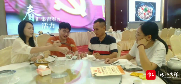 孙永成、方建丽陪伴家人.png