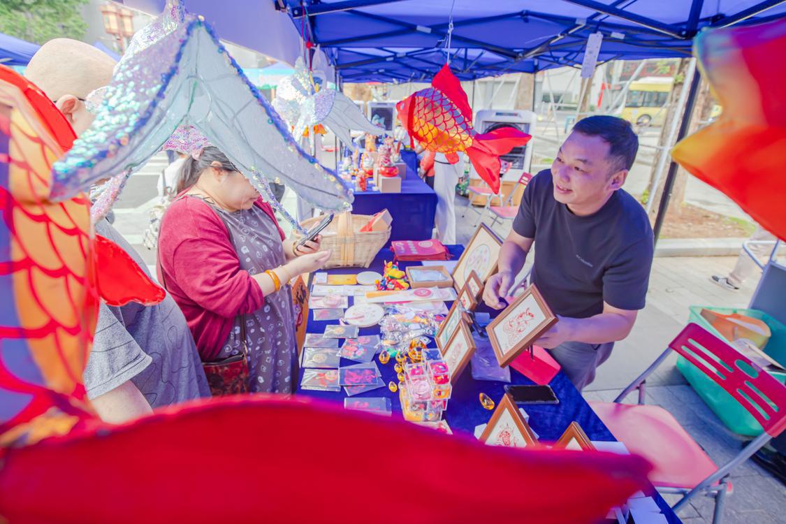 市民在选购文创产品1.jpg