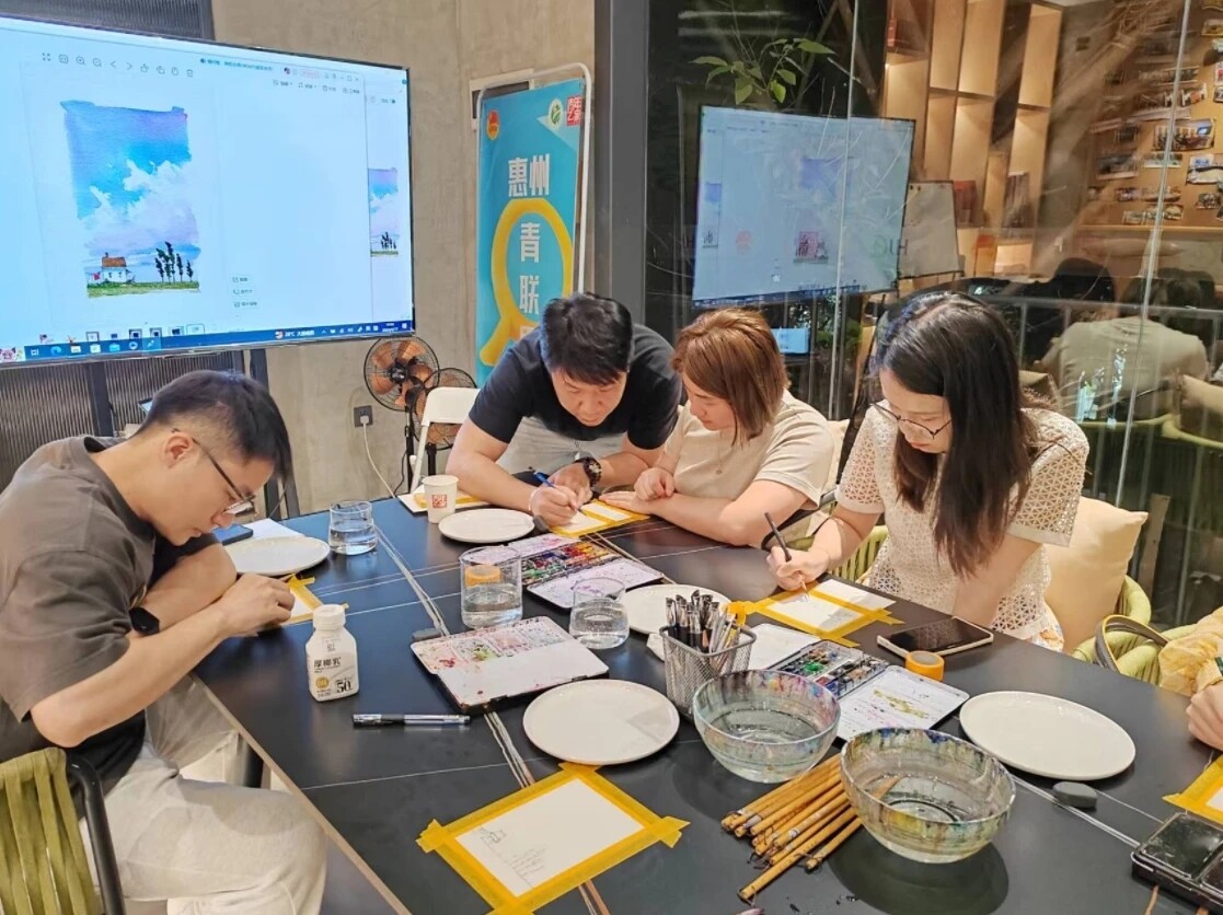 学员在惠州市“青年夜校”投入地绘画。 学员在惠州市“青年夜校”投入地绘画。