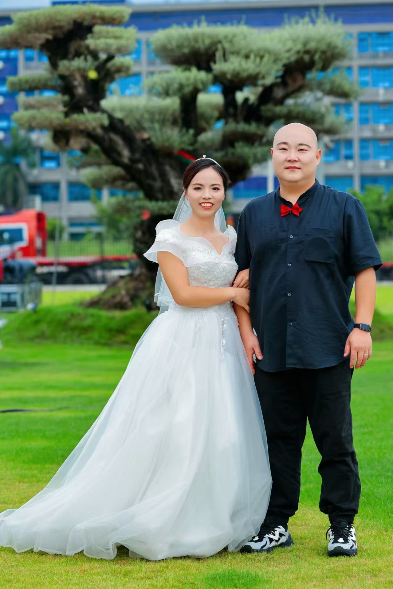 新人在园区拍摄婚纱照.jpeg