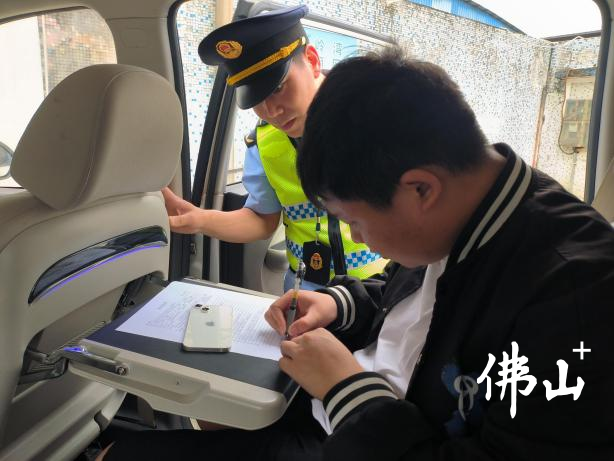 执法人员对车辆进行查处。通讯员供图.png