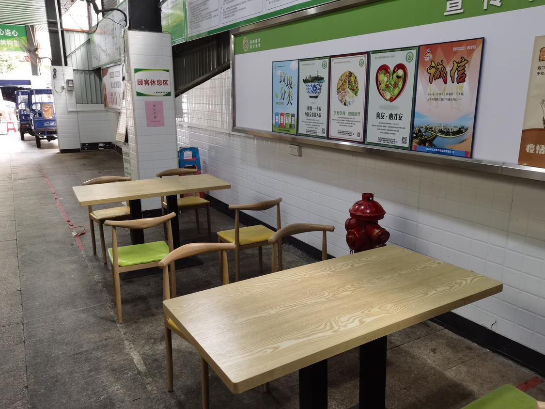 在商业城市场内部,文明标语随处可见。佛山日报记者郑泽聪摄.jpg