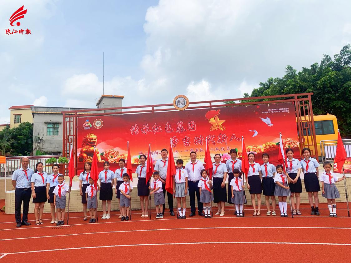 各班少先队员代表与老师们合影.jpg
