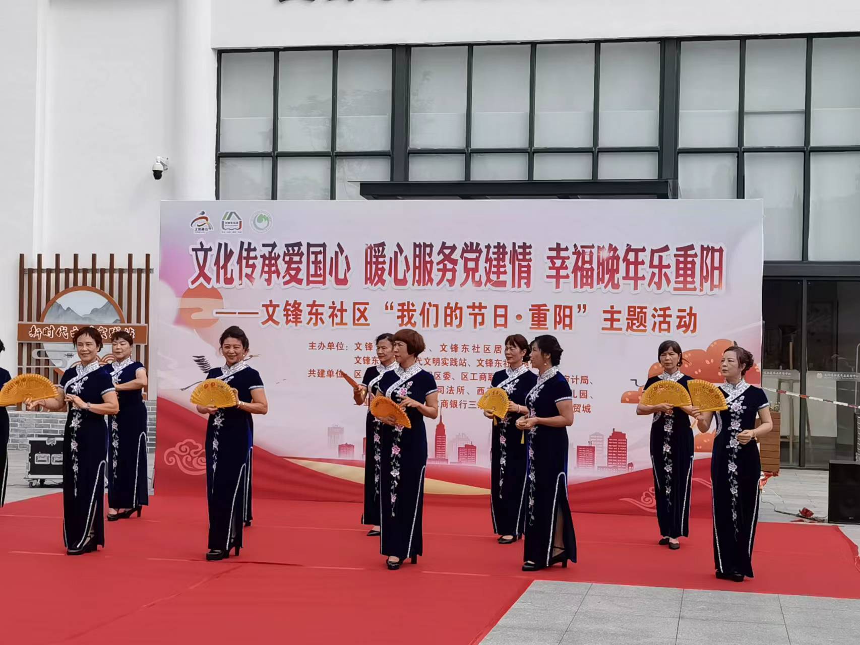 老人在现场表演旗袍秀。佛山日报记者郑泽聪摄.jpg