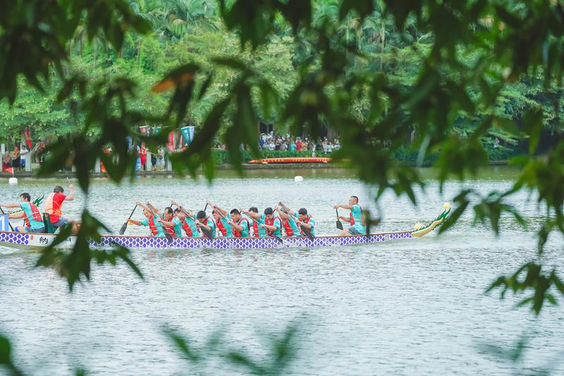 6月3日,2022年南海西樵山锦龙盛会在西樵山天湖公园举行,时隔多年再现“半山扒龙船”的盛况。佛山日报记者王伟楠摄 (3)