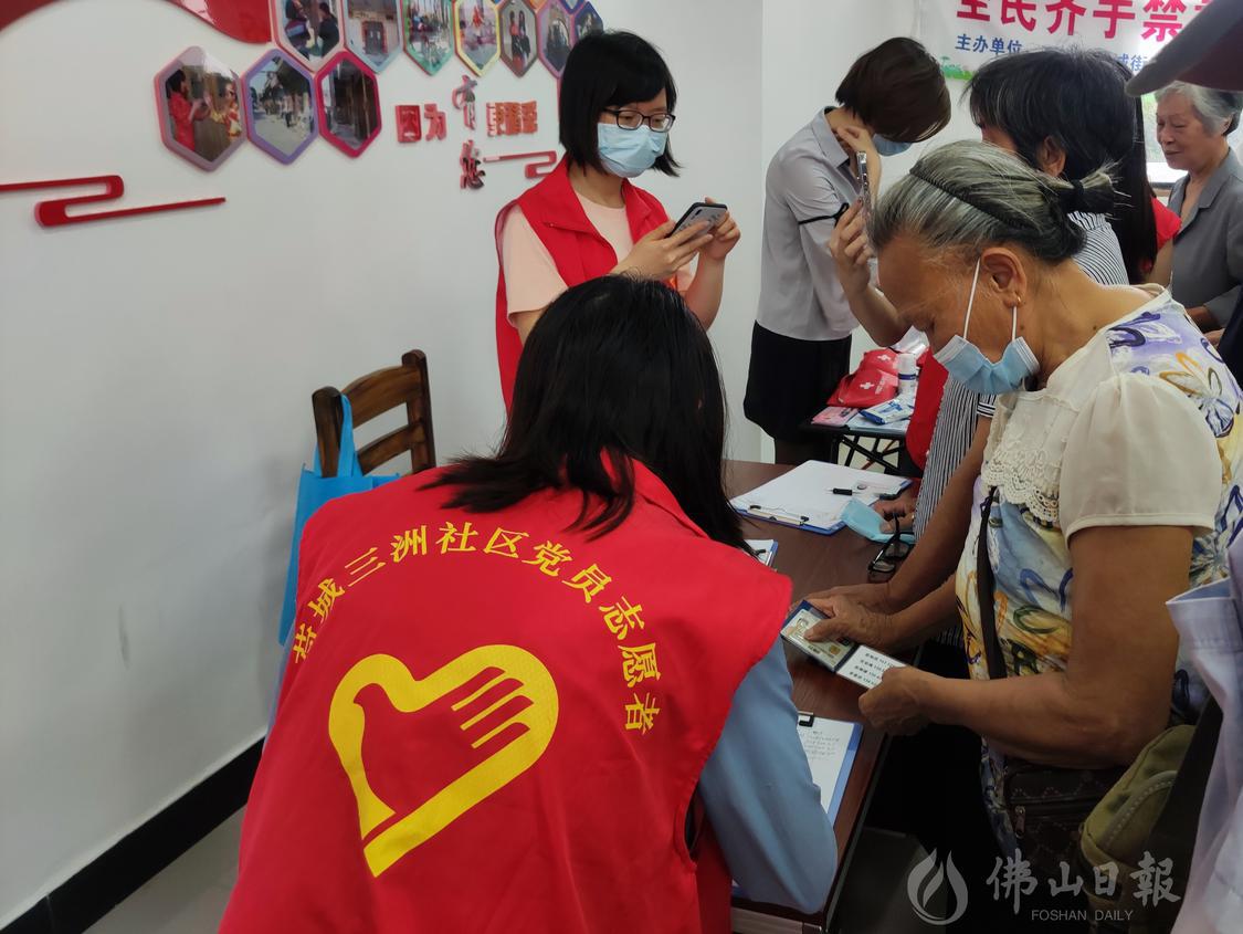 小区党员志愿者为老人登记资料信息.jpg