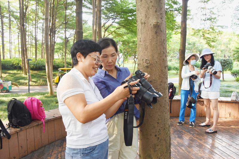 学员在互相交流。/实习生黄余雄 佛山日报记者周春摄