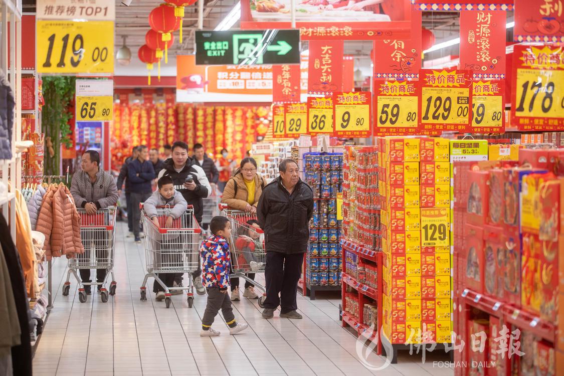 大润发(高明店)备足年货等待消费者选购。(7276112)-20240122192148.jpg