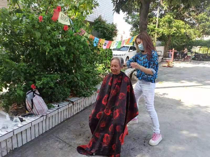 理发师“上门”为社区居民修剪头发。通讯员供图