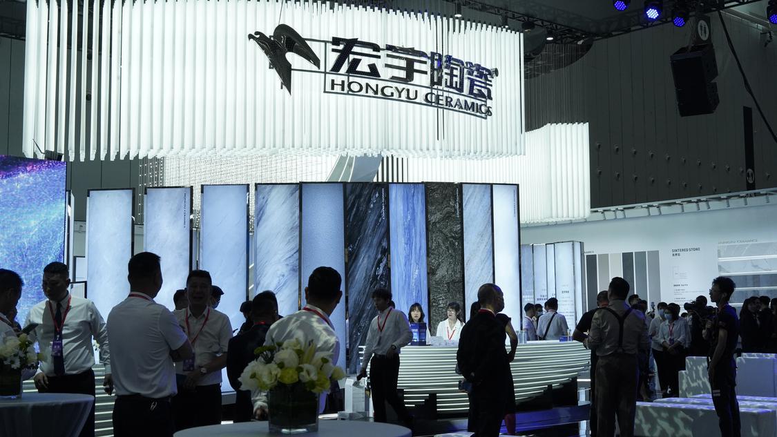 宏宇陶瓷展位吸引众多客商。.JPG