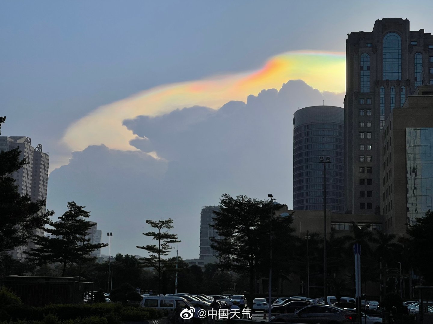 8月23日,揭阳普宁洪阳镇等粤西地区出现"虹彩幞状云".jpg