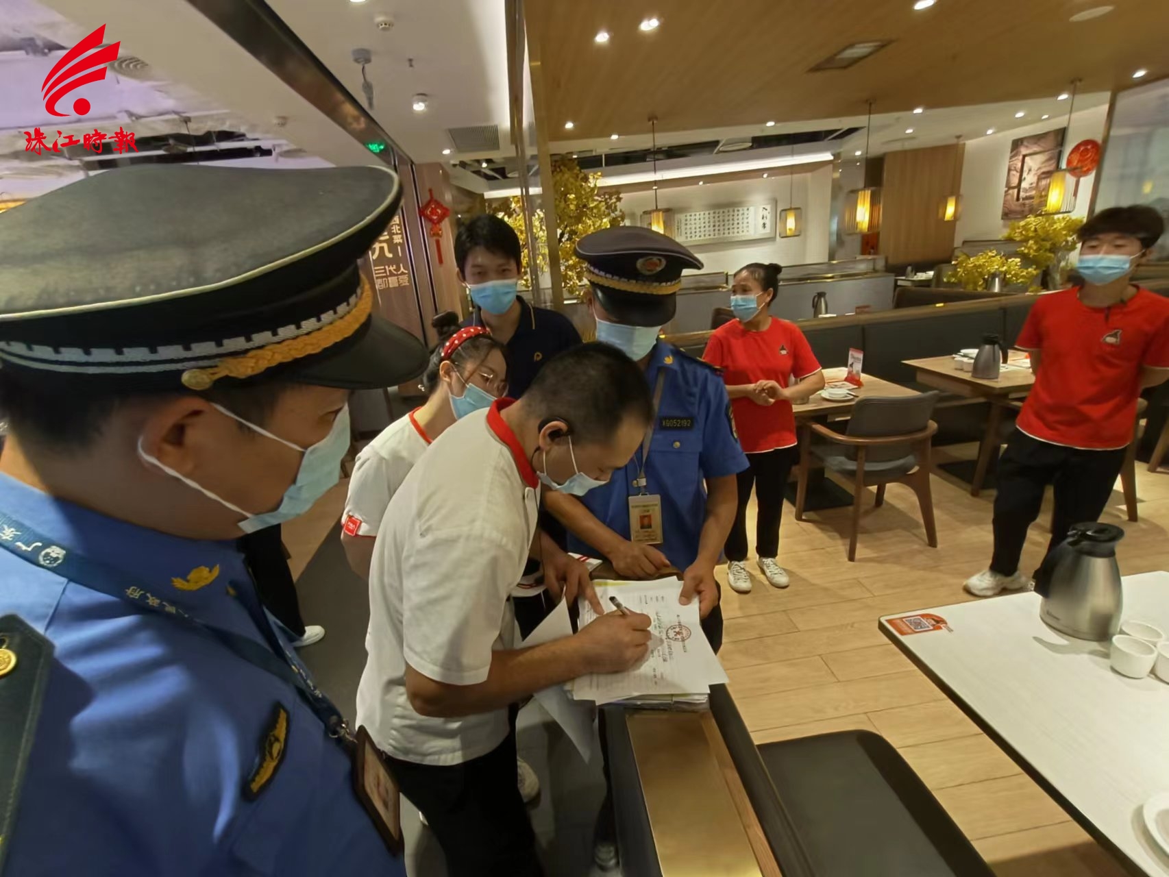 执法人员对辖区内餐饮店进行全面检查.jpg
